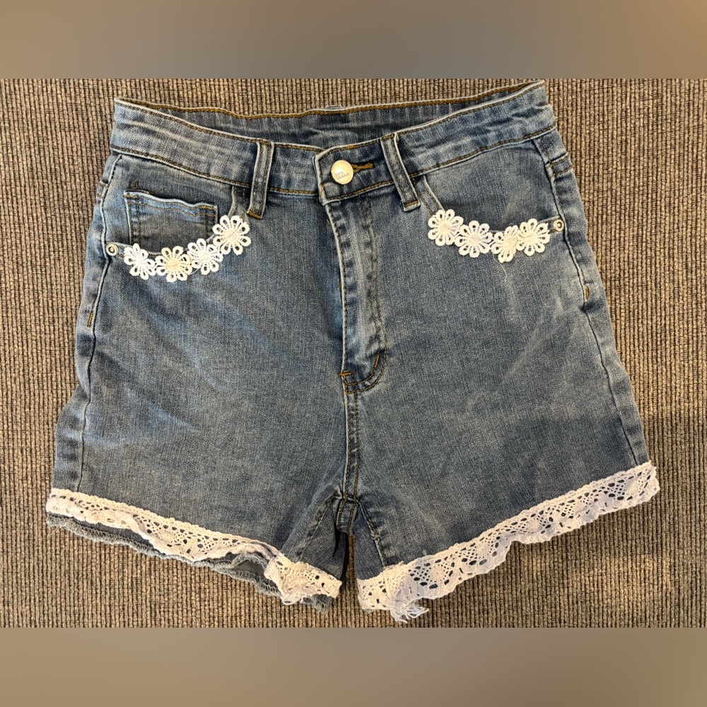 High-waisted jean short with lace flower trim